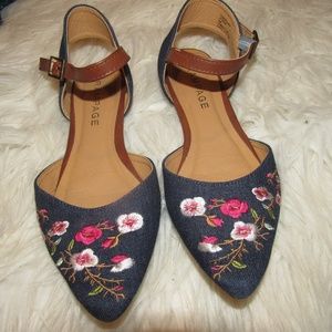 Floral print flats with one strap and pointed heel